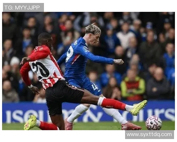 镜头捕捉：英超赛场小动作引发热议