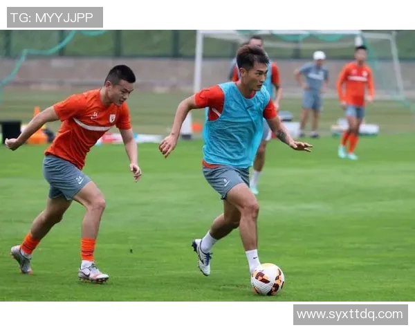 独家画面：外援雨中苦练，拼搏精神感人